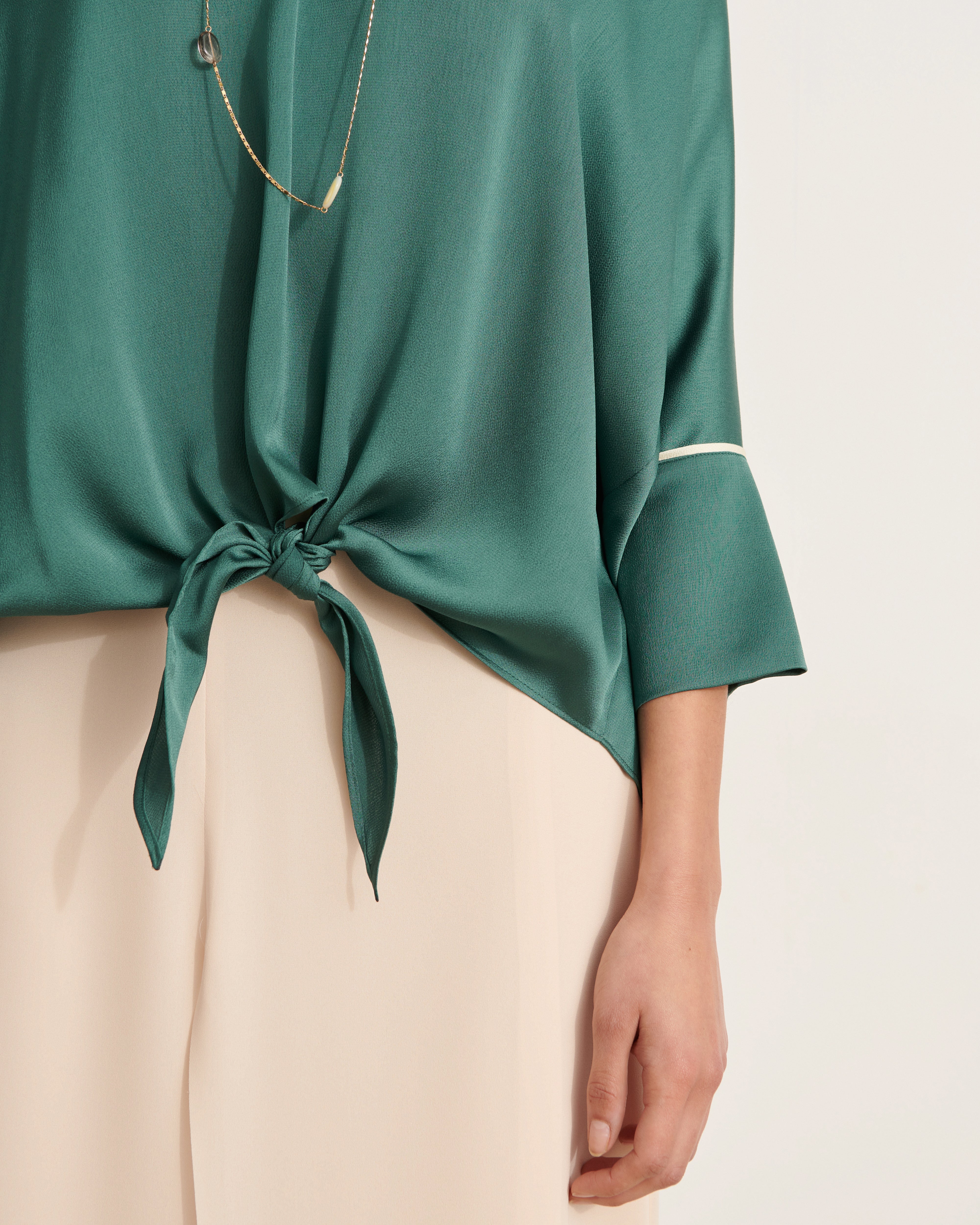 blouse en satin nouée à l'avant verte