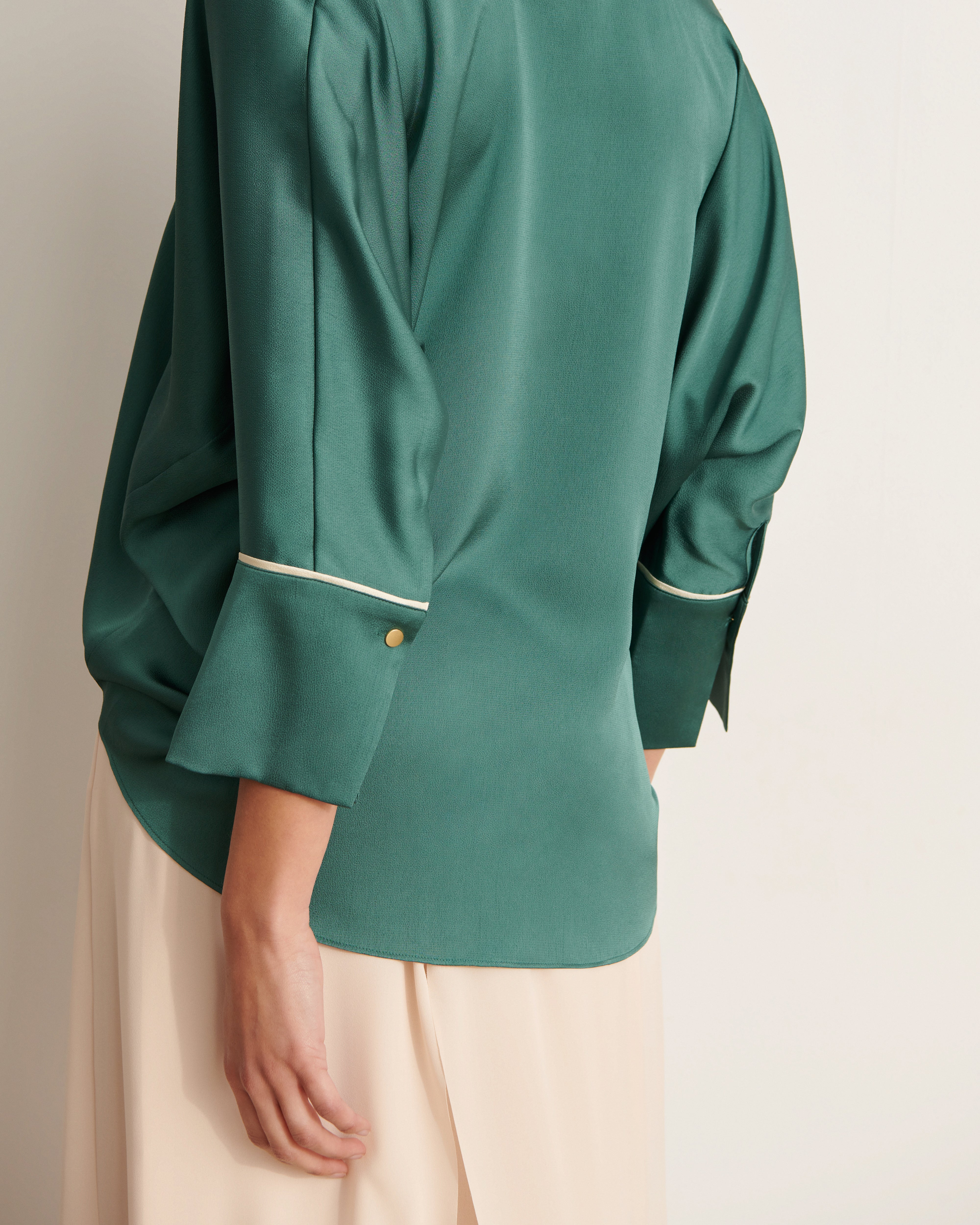 blouse en satin nouée à l'avant verte