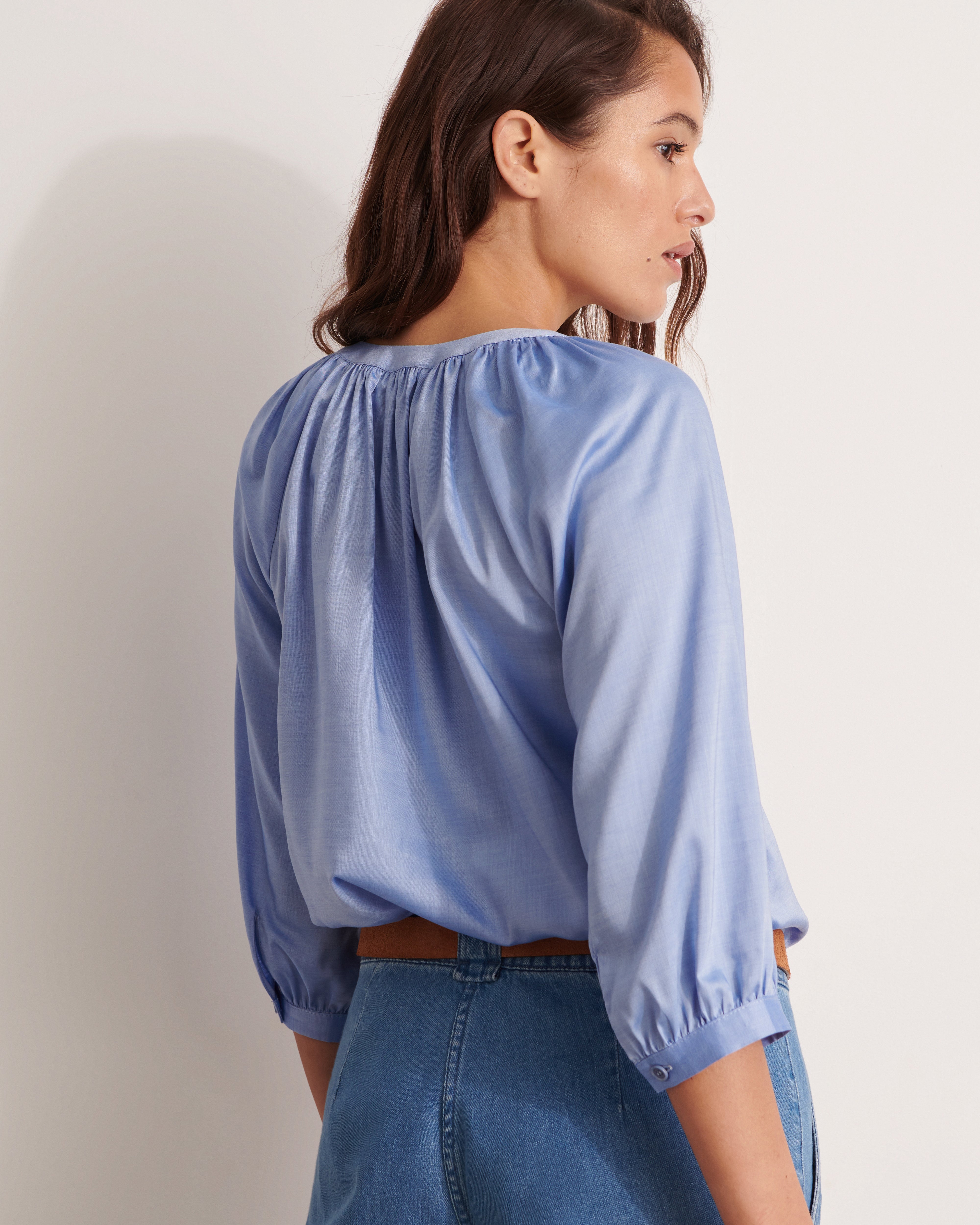 blouse en tencel bleu ciel avec broderie