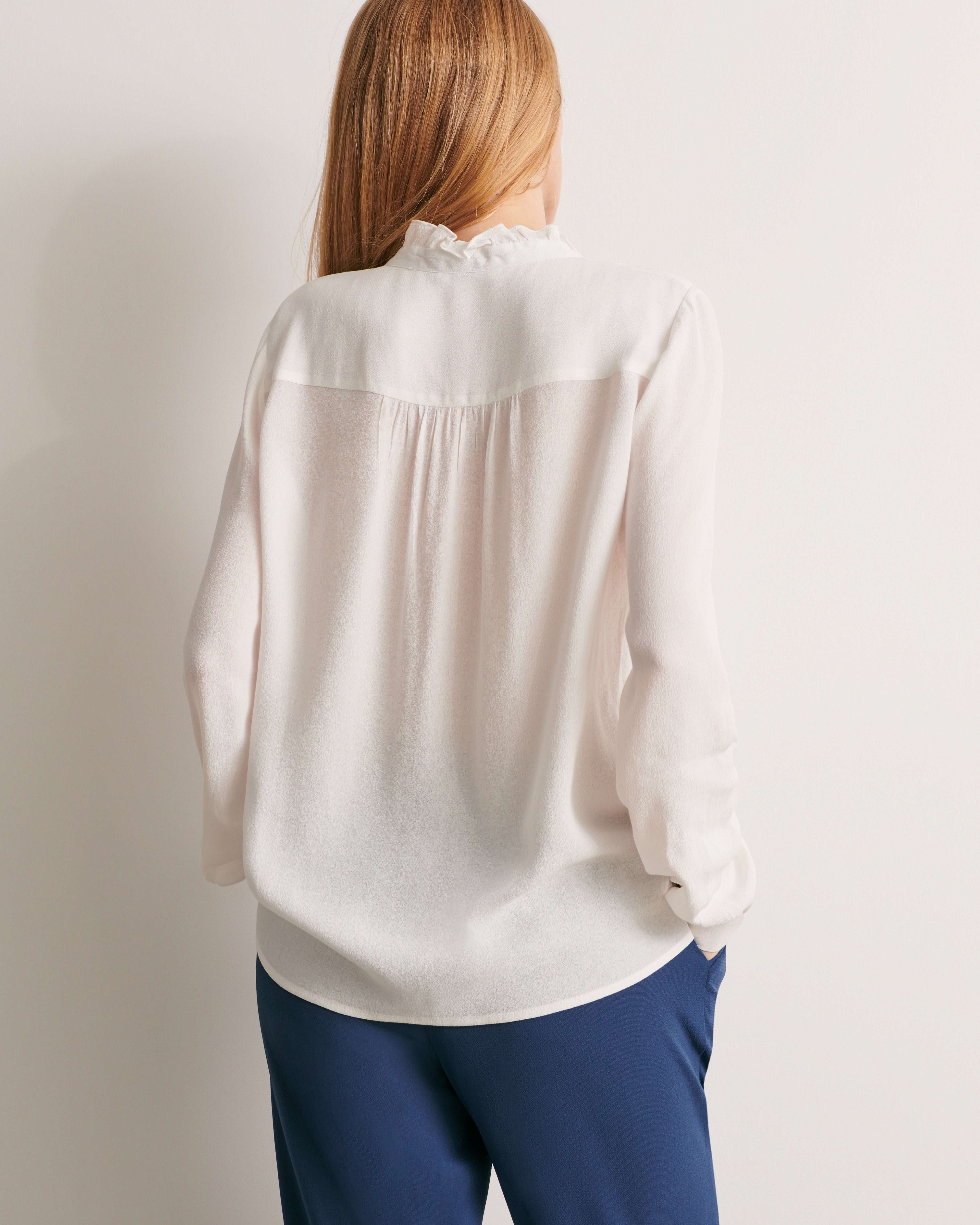 blouse blanche encolure volantée en crêpe de viscose