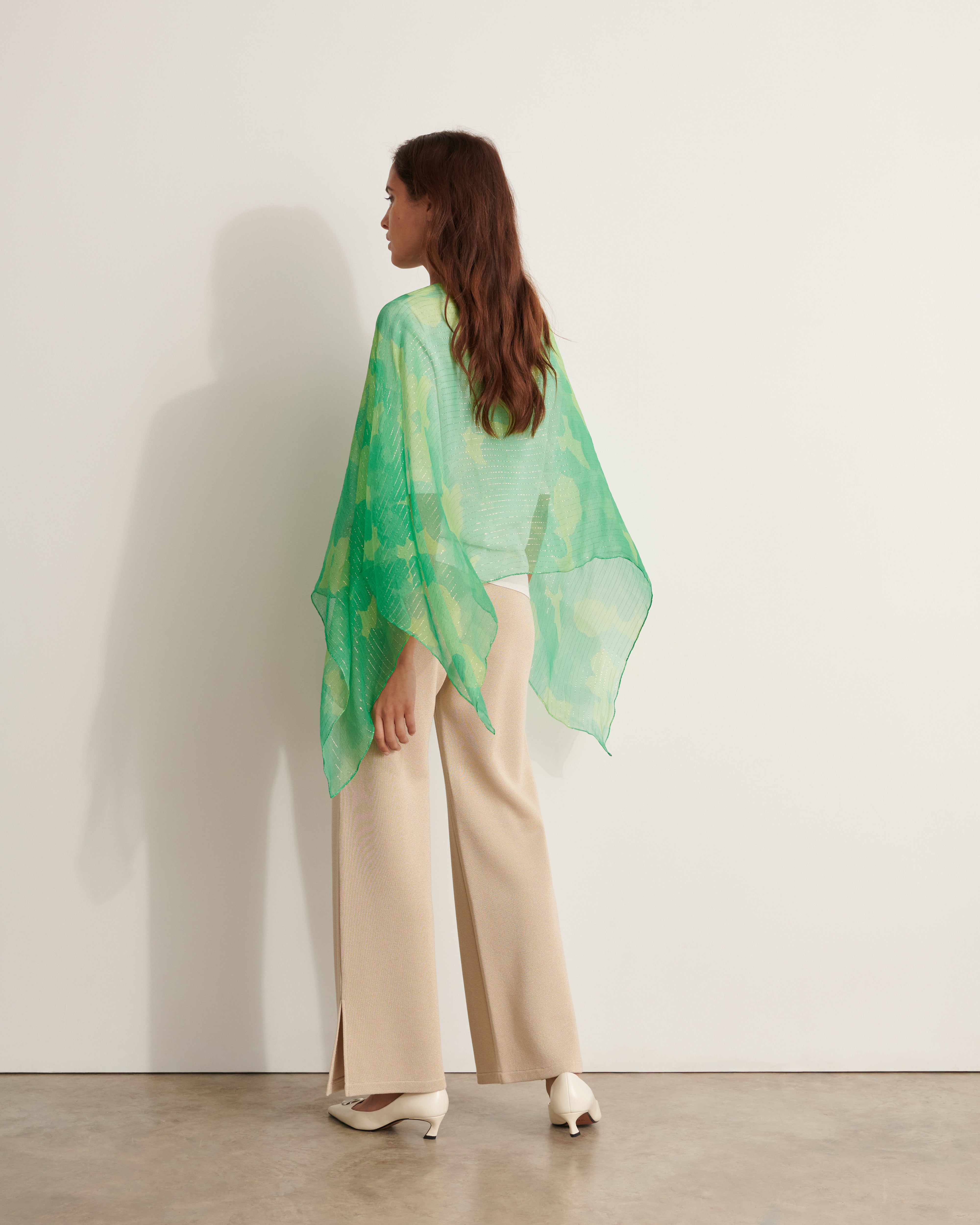 cape imprimée en soie et lurex motif fleuri vert