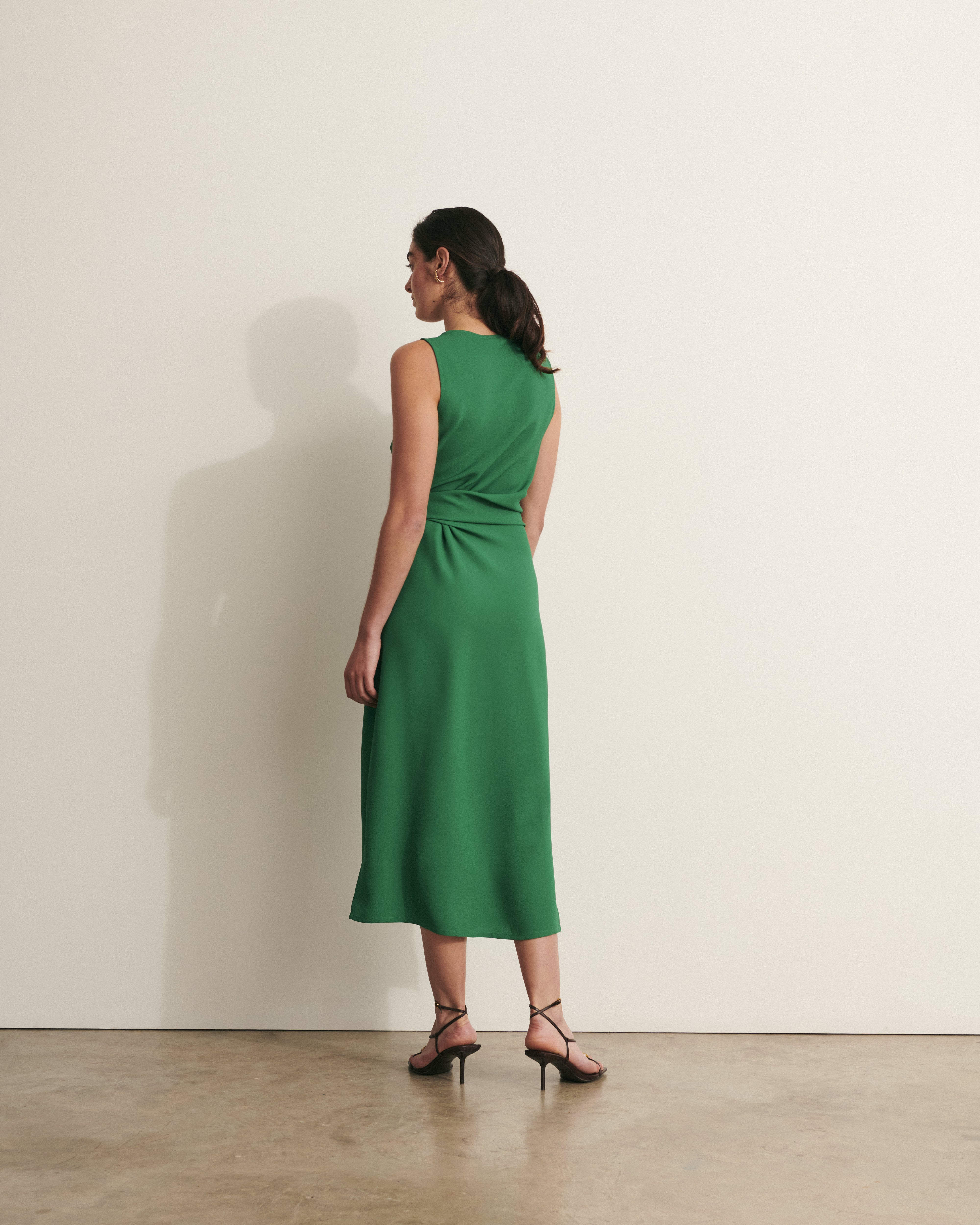 robe longue drapée verte en crêpe envers satin